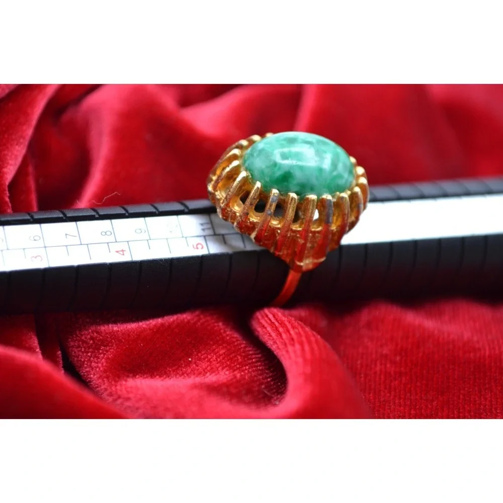 Gorgeous green stone gold tone ring costume jewelry fits size 6‎
